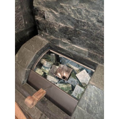 Чугунная печь для бани Инжкомцентр ВВД Калита Князь (серпентинит Бархат) с чугунным порталом и чугунной дверцей, дымоход сбоку